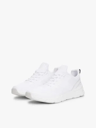 Buty sportowe z mieszanych materiałów