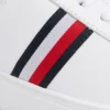 Charakterystyczne skórzane trampki z paskiem