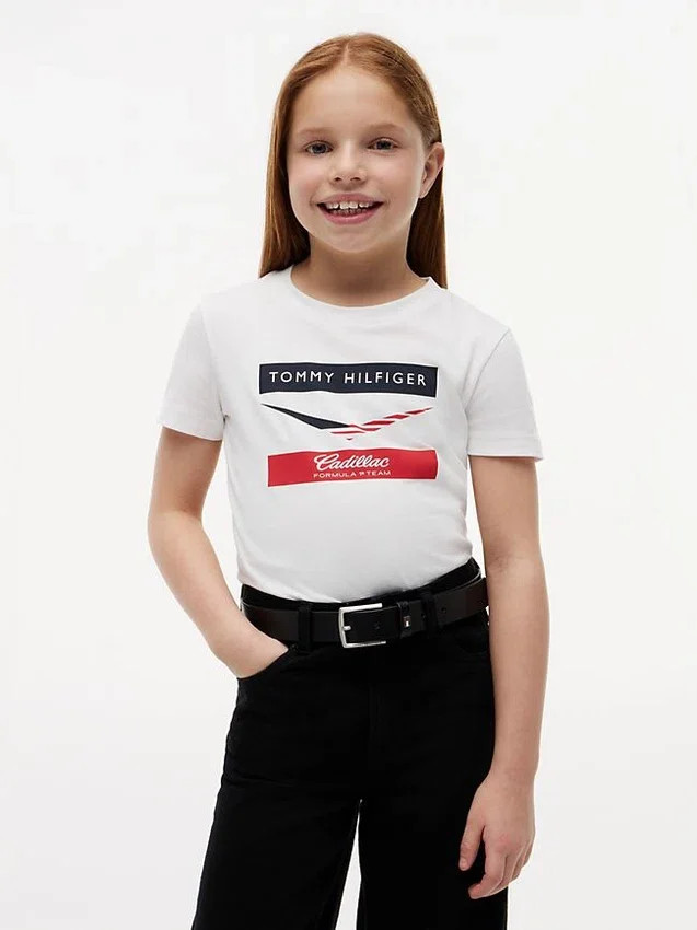 Dziecięca koszulka Tommy x Cadillac F1® Team Chevron Dziecięca koszulka Tommy x Cadillac F1® Team Chevron