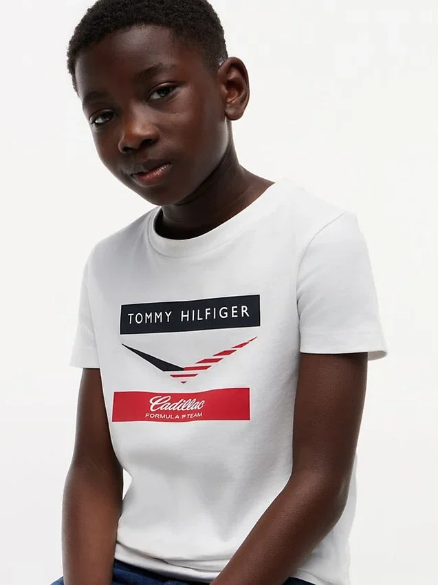 Dziecięca koszulka Tommy x Cadillac F1® Team Chevron Dziecięca koszulka Tommy x Cadillac F1® Team Chevron