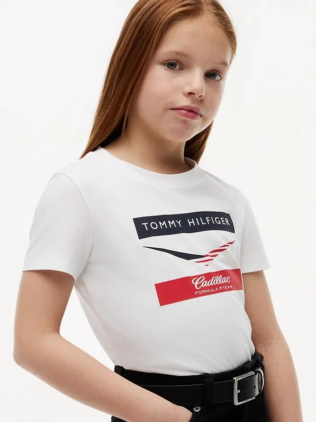 Dziecięca koszulka Tommy x Cadillac F1® Team Chevron Dziecięca koszulka Tommy x Cadillac F1® Team Chevron