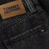Dziecięce jeansy Hilfiger z nadrukiem graffiti