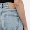Elastyczne jeansy z wysokim stanem i szerokimi nogawkami Elastyczne jeansy z wysokim stanem i szerokimi nogawkami