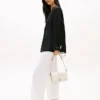 Elegancka torebka crossbody z klapką i monogramem