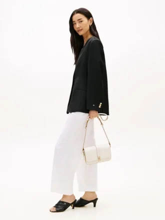 Elegancka torebka crossbody z klapką i monogramem