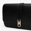 Elegancka torebka crossbody z klapką i monogramem