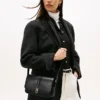 Elegancka torebka crossbody z klapką i monogramem