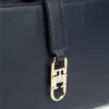 Elegancka torebka na ramię z łańcuszkiem i monogramem