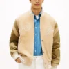 Haftowana kurtka z zamszu w stylu varsity