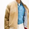 Haftowana kurtka z zamszu w stylu varsity