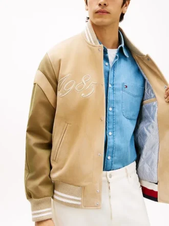 Haftowana kurtka z zamszu w stylu varsity