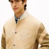 Haftowana kurtka z zamszu w stylu varsity
