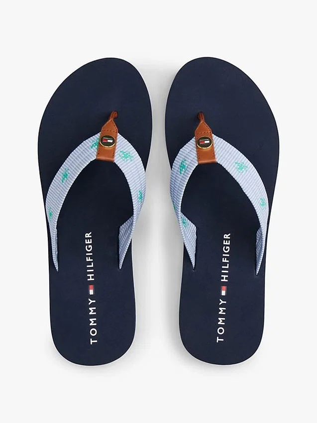 Haftowane klapki z monogramem Haftowane klapki z monogramem