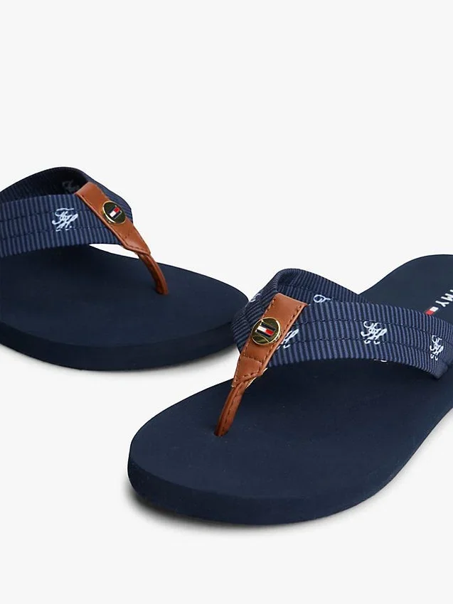 Haftowane klapki z monogramem Haftowane klapki z monogramem
