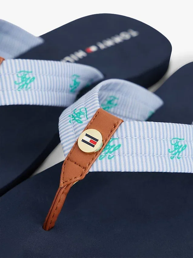 Haftowane klapki z monogramem Haftowane klapki z monogramem