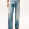 Jeansy Tommy Jeans z efektem postarzenia i rozszerzanymi nogawkami