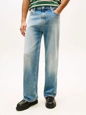 Jeansy Tommy Jeans z efektem postarzenia i rozszerzanymi nogawkami