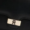 Kopertówka z klapką o fakturze ziarniastej i zapięciem z monogramem Kopertówka z klapką o fakturze ziarniastej i zapięciem z monogramem