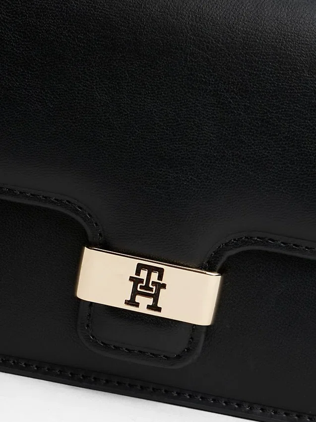 Kopertówka z klapką o fakturze ziarniastej i zapięciem z monogramem Kopertówka z klapką o fakturze ziarniastej i zapięciem z monogramem