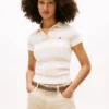 Koszulka polo Tommy Jeans o dopasowanym kroju z dzianiny prążkowanej Koszulka polo Tommy Jeans o dopasowanym kroju z dzianiny prążkowanej