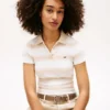 Koszulka polo Tommy Jeans o dopasowanym kroju z dzianiny prążkowanej Koszulka polo Tommy Jeans o dopasowanym kroju z dzianiny prążkowanej