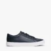 Metaliczne logo Sneakersy typu court z fakturą ziarniastą Metaliczne logo Sneakersy typu court z fakturą ziarniastą