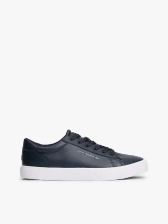 Metaliczne logo Sneakersy typu court z fakturą ziarniastą Metaliczne logo Sneakersy typu court z fakturą ziarniastą