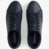 Metaliczne logo Sneakersy typu court z fakturą ziarniastą Metaliczne logo Sneakersy typu court z fakturą ziarniastą