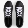 Metaliczne logo Sneakersy typu court z fakturą ziarniastą Metaliczne logo Sneakersy typu court z fakturą ziarniastą