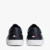 Metaliczne logo Sneakersy typu court z fakturą ziarniastą Metaliczne logo Sneakersy typu court z fakturą ziarniastą