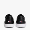 Metaliczne logo Sneakersy typu court z fakturą ziarniastą Metaliczne logo Sneakersy typu court z fakturą ziarniastą