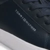 Metaliczne logo Sneakersy typu court z fakturą ziarniastą Metaliczne logo Sneakersy typu court z fakturą ziarniastą