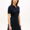 Mini sukienka polo z dzianiny prążkowanej z złotymi guzikami Mini sukienka polo z dzianiny prążkowanej z złotymi guzikami