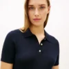 Mini sukienka polo z dzianiny prążkowanej z złotymi guzikami Mini sukienka polo z dzianiny prążkowanej z złotymi guzikami