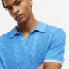 Sweter polo z krótkim rękawem i splotem warkoczowym Sweter polo z krótkim rękawem i splotem warkoczowym