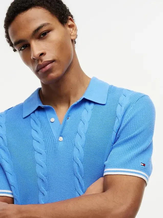 Sweter polo z krótkim rękawem i splotem warkoczowym Sweter polo z krótkim rękawem i splotem warkoczowym
