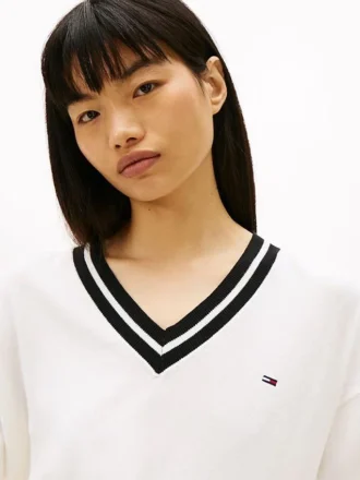 Sweter Tommy Jeans o luźnym kroju z dekoltem w serek