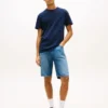 Szorty dżinsowe Tommy Jeans z kieszenią z flagą