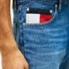 Szorty dżinsowe Tommy Jeans z kieszenią z flagą