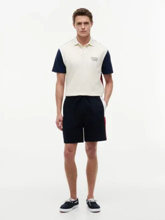 Szorty z kolorowymi wstawkami w stylu Regular Fit o długości 8 cali