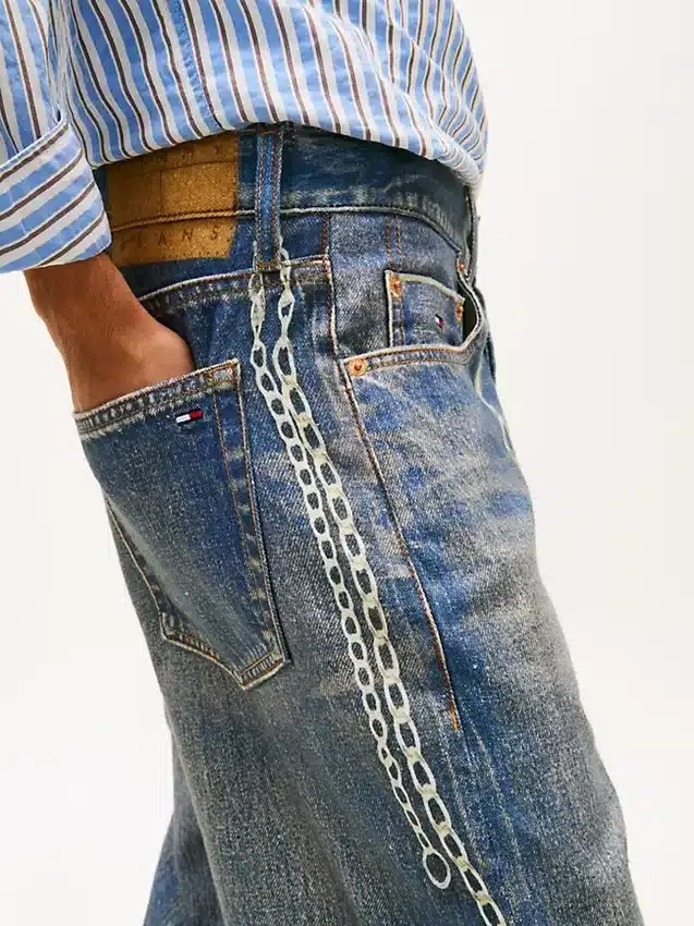 Tommy Jeans Jeansy o luźnym kroju z nadrukiem łańcuchów Tommy Jeans Jeansy o luźnym kroju z nadrukiem łańcuchów