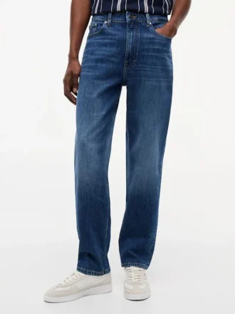 Tommy Jeans – jeansy o prostym kroju z zwężanymi nogawkami Tommy Jeans – jeansy o prostym kroju z zwężanymi nogawkami