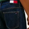 Tommy Jeans – jeansy o prostym kroju z zwężanymi nogawkami Tommy Jeans – jeansy o prostym kroju z zwężanymi nogawkami