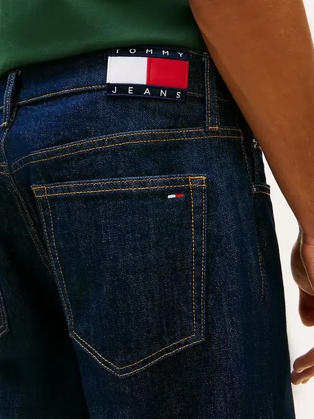 Tommy Jeans – jeansy o prostym kroju z zwężanymi nogawkami Tommy Jeans – jeansy o prostym kroju z zwężanymi nogawkami