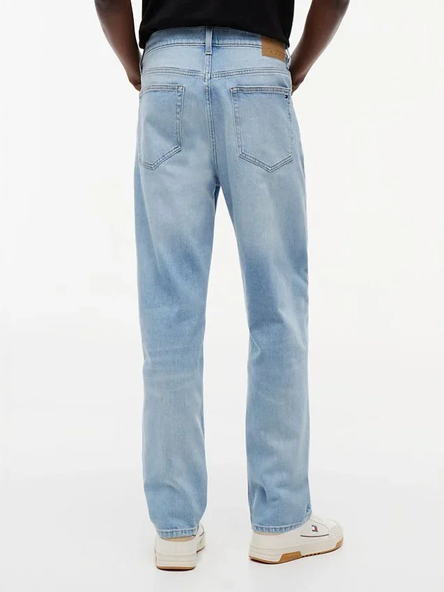 Tommy Jeans – jeansy o prostym kroju z zwężanymi nogawkami Tommy Jeans – jeansy o prostym kroju z zwężanymi nogawkami