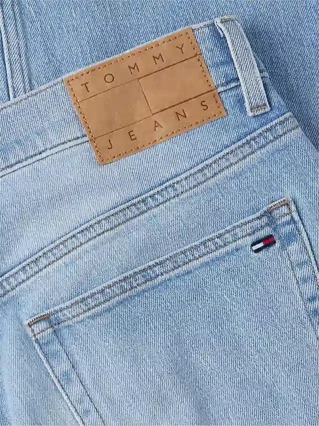 Tommy Jeans – jeansy o prostym kroju z zwężanymi nogawkami Tommy Jeans – jeansy o prostym kroju z zwężanymi nogawkami