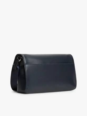 Torba crossbody z klapką o fakturze ziarniastej Torba crossbody z klapką o fakturze ziarniastej