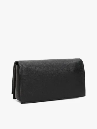 Torebka crossbody z łańcuszkiem i zapięciem z monogramem