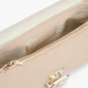 Torebka crossbody z łańcuszkiem i zapięciem z monogramem Torebka crossbody z łańcuszkiem i zapięciem z monogramem