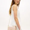 Torebka crossbody z łańcuszkiem i zapięciem z monogramem Torebka crossbody z łańcuszkiem i zapięciem z monogramem
